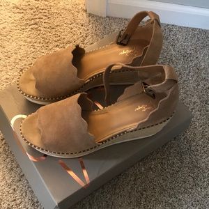 Crown Vintage Wedges